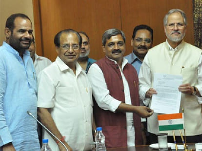political parties taking benefit of e rickshaw dispute