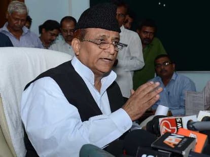 akhilesh destributes laptops to toppers.