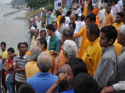 four students swept in ganga