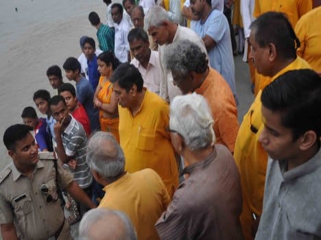 four students swept in ganga