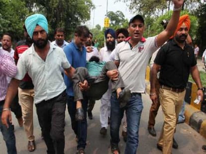 Lathi charge on ETT teacher in amritsar
