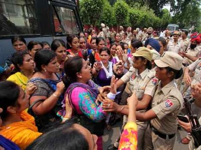 Lathi charge on ETT teacher in amritsar