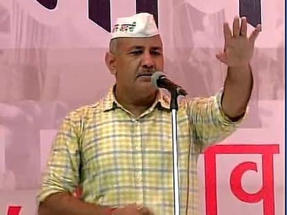 Arvind Kejriwal tweeted on Smriti Irani: Delhi Elections 2015