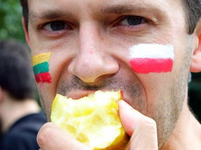 people of poland oppose russia by eating apple