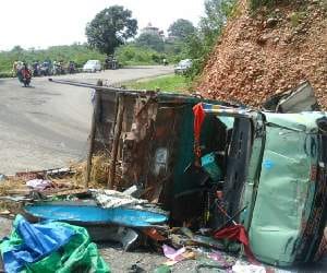 39 injured as tempo plunges into gorge near kangra