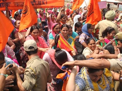 Anganbadi Caryktri protest aginst govt