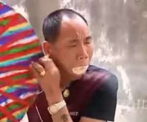 man who fans himself and sets ablaze his mouth jp