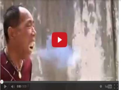man who fans himself and sets ablaze his mouth jp