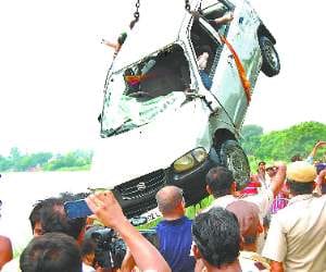 Car fell into Yamuna river, 5 family member dead