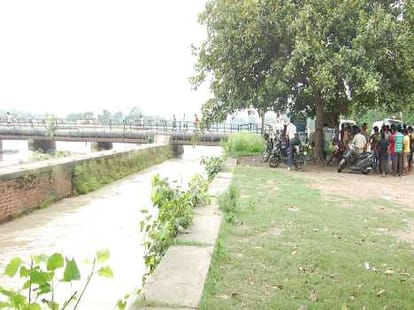 Car fell into Yamuna river, 5 family member dead