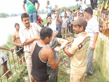 Car fell into Yamuna river, 5 family member dead