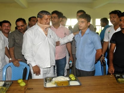 cm harish rawat met officers' union.