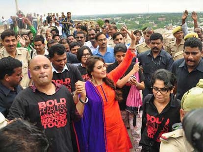 know why rani mukherjee comes in film