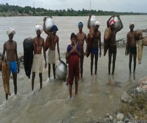 pregnant women jumped in to the river