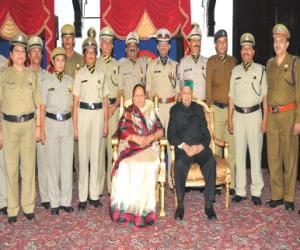 Governor gave the president medals to police officers