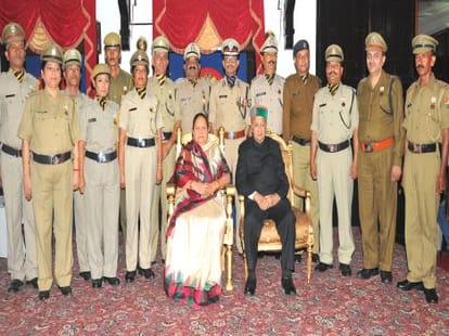 Governor gave the president medals to police officers