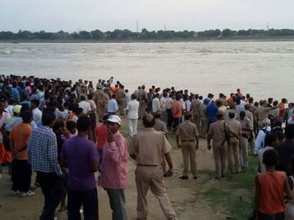 boat drowned in varanasi