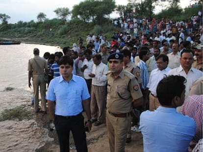 boat drowned in varanasi