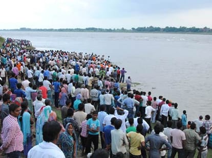 boat drowned in varanasi