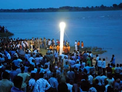 boat drowned in varanasi