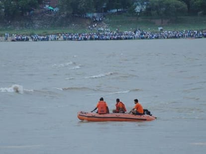 boat drowned in varanasi
