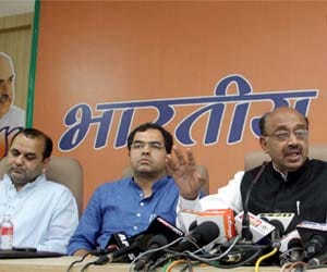 BJP MPs takes favor of Vijay Goel