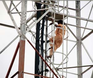 Woman suicide attempts by climbing on the tower