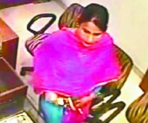 diamond ring theft from jewellery shop by woman