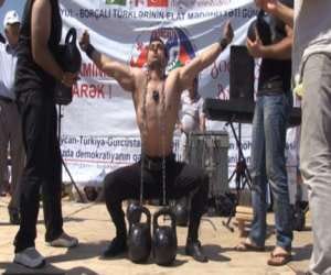 man lifts 33 kilo weight with eyelids
