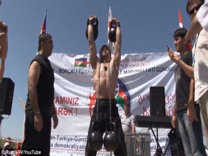 man lifts 33 kilo weight with eyelids