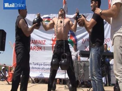 man lifts 33 kilo weight with eyelids