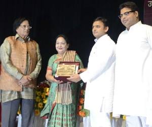 Pro. Kishwar gets first janeshwar mishra vidusi samman