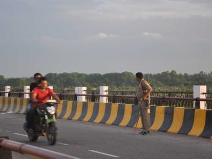 Molestation on moving Scotty in faridabad.