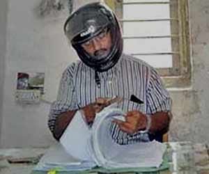 chhattisgarh-raipur-working-wearing-helmet
