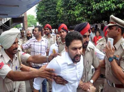 Two groups of students clashed in court campus
