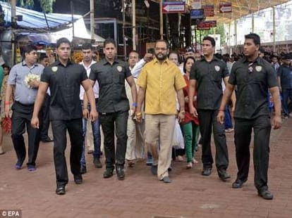 man who wears shirt worth 4 kilo gold