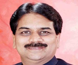Ink thrown at Maharashtra Cooperation Minister