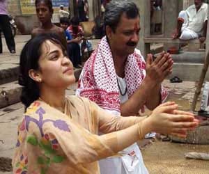 aparna yadav is honoured for social service.