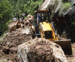 One hundred fifty men digging