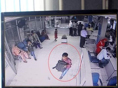 Robbery at state bank of india at hamirpur