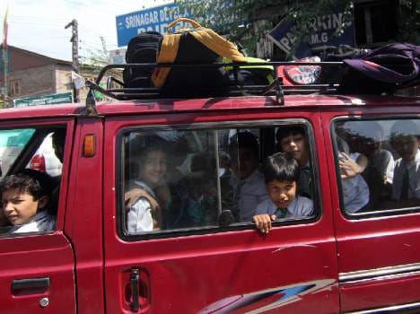 school vans in srinagar violating traffic rules