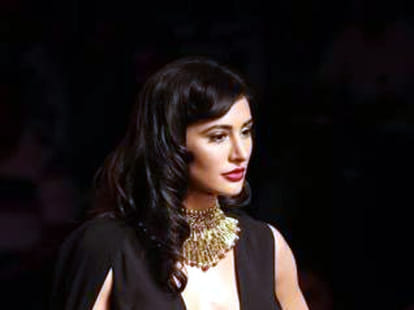 Nargis Fakhri Denies Dating Varun Dhawan