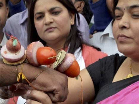 Congress Women submitted 'tomato Rakhi' to modi