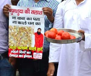 congress workers protest against baba ramdev