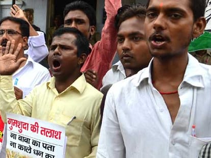 congress workers protest against baba ramdev