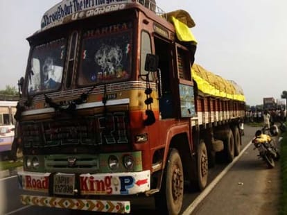 three people died in road accident.