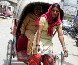 nri person help lady rickshaw driver