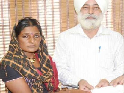 nri person help lady rickshaw driver