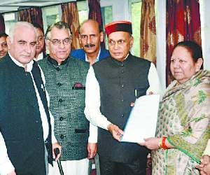 opposition meets governor urmila singh demanded to dissolve assembly.