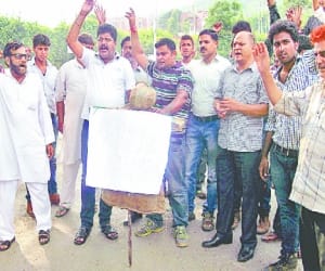 the farmers protested to water off from minar 